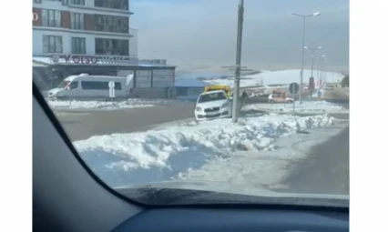 Elazığ'da Kontrolden Çıkan Otomobil Orta Refüje Çıktı