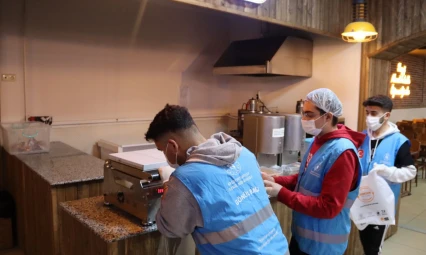 Elazığ'da Üniversite Öğrencileri Yurttaki Fazla Yemekleri İhtiyaç Sahiplerine Ulaştırıyor