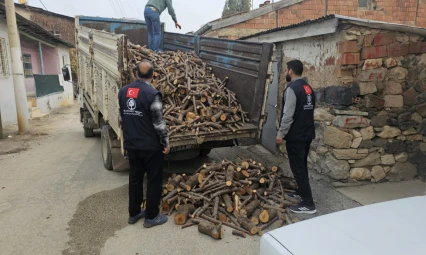 Elazığ'da Yardım Eli Uzandı: Dar Gelirli Ailelere Yakacak Dağıtılıyor