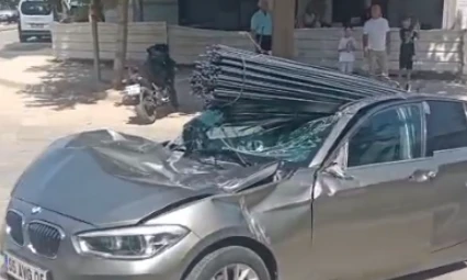 Elazığ Dörtyol Kavşağı'nda Korkutan Kaza: Demirler Aracın Üzerine Düştü