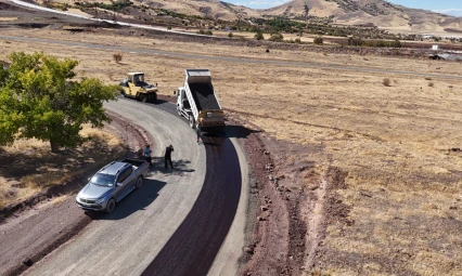 Elazığ İl Özel İdaresi 3 Günde 2,2 Kilometrelik Köy Yolunu Tamamladı