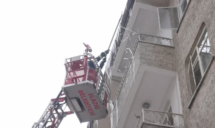 Elazığ İtfaiyesi'nden Buz Sarkıtlarına Karşı Yoğun Mesai