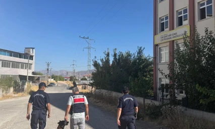 Elazığ Jandarması'ndan Okul Önlerinde Uyuşturucuya Karşı Sıkı Denetim