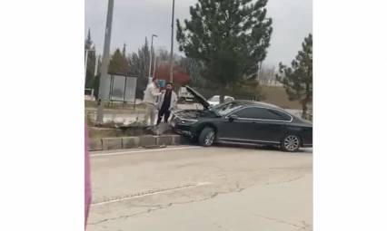 Elazığ Kekliktepe'de Trafik Kazası: Araç Orta Refüje Çıktı