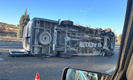 Güneyçevre Yolu Terminal Kavşağı'nda Kaza: Minibüs Devrildi, Yaralılar Var