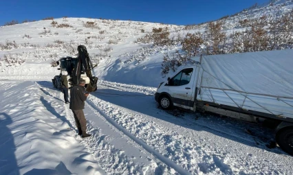 Kovancılar'da şarampole düşen hayvan taşıma aracı ekipleri alarma geçirdi