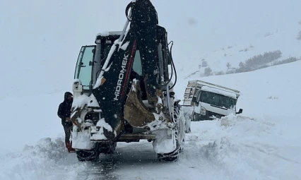Şarampole Düşen Araç İl Özel İdaresi Ekiplerince Kurtarıldı