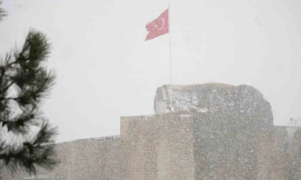 Tarihi Harput Mahallesi'nde kar etkisi artırdı, göz gözü görmedi