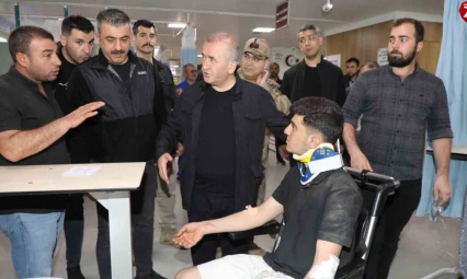 Vali Hatipoğlu midibüsün devrildiği kazada yaralıları ziyaret etti