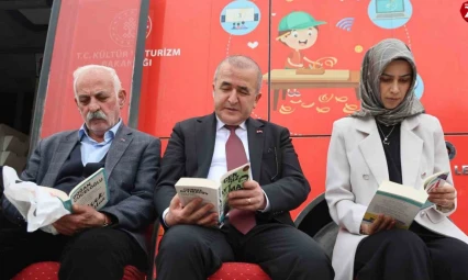 Vali Hatipoğlu önce okudu, sonra vatandaşlara hediye etti