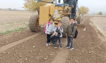 Yoğun Çamur Öğrencilerin Yolunu Kapatmıştı: İl Özel İdaresi Harekete Geçti