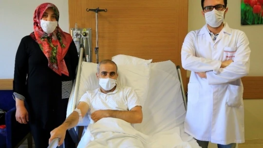 15 yıldır taşıdığı böbrek taşlarından 2 saatlik operasyonla kurtuldu
