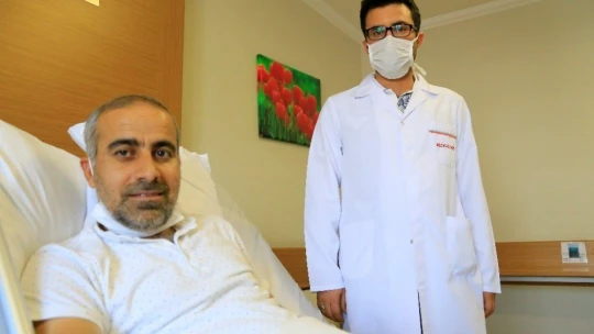 15 yıldır taşıdığı böbrek taşlarından 2 saatlik operasyonla kurtuldu