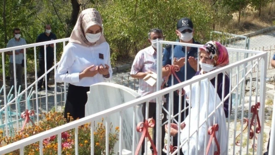 26 yıl önce şehit edilen 6 öğretmenden Elazığlı Rüstem Şen kabri başında anıldı