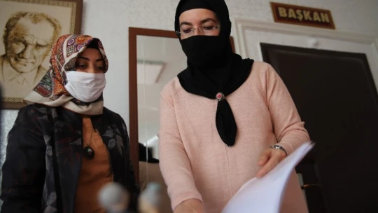 28 Şubat mağduru, Türkiye'nin ilk başörtülü başkanı, iki dönemdir hizmet ediyor