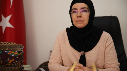 28 Şubat mağduru, Türkiye'nin ilk başörtülü başkanı, iki dönemdir hizmet ediyor
