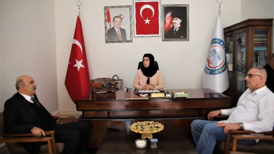 28 Şubat mağduru, Türkiye'nin ilk başörtülü başkanı, iki dönemdir hizmet ediyor