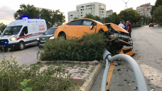 3 araca çarptı kaçtı, refüje çıkıp direği devirdi: 1 yaralı