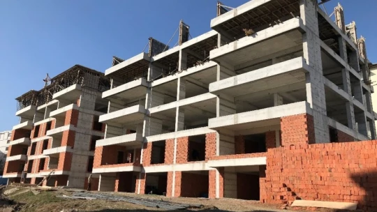 3. kattan düşen işçi ağır yaralandı
