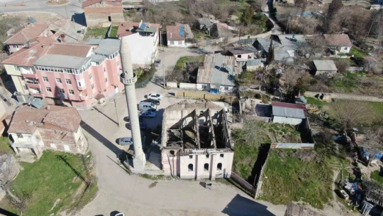 300 yıllık cami bakımsızlıktan harabeye döndü