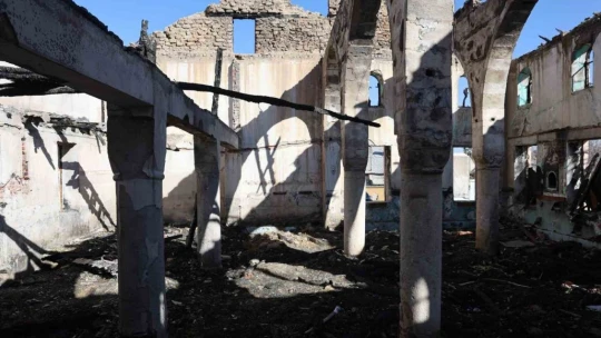 300 yıllık cami bakımsızlıktan harabeye döndü