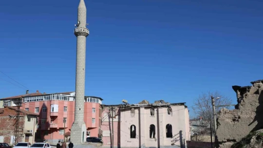 300 yıllık cami bakımsızlıktan harabeye döndü