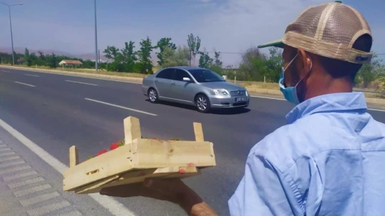 48 yıldır meşhur 'Kuyulu' çileğini yol kenarında satıyor