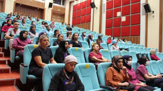 Fırat Üniversitesi Hastanesinde, Çocuk İhmal ve İstismarı Konulu Bir Eğitim Sunumu Gerçekleştirildi