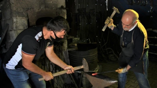 62 yaşında, 45 yıldır ekmeğini demire şekil vererek kazanıyor