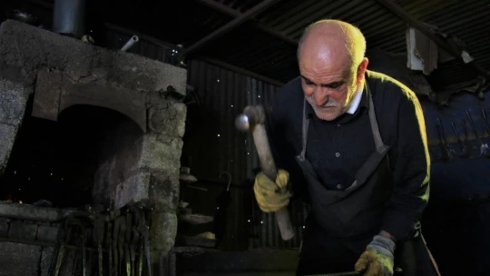 62 yaşında, 45 yıldır ekmeğini demire şekil vererek kazanıyor