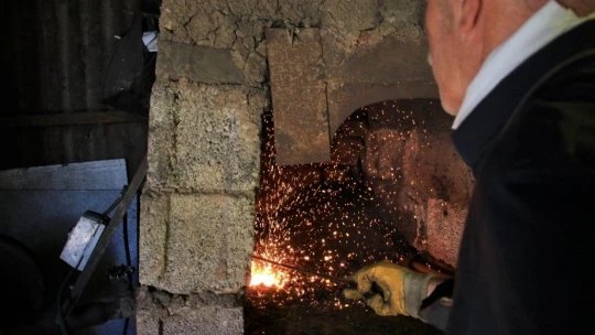 62 yaşında, 45 yıldır ekmeğini demire şekil vererek kazanıyor