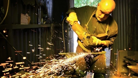 62 yaşında, 45 yıldır ekmeğini demire şekil vererek kazanıyor