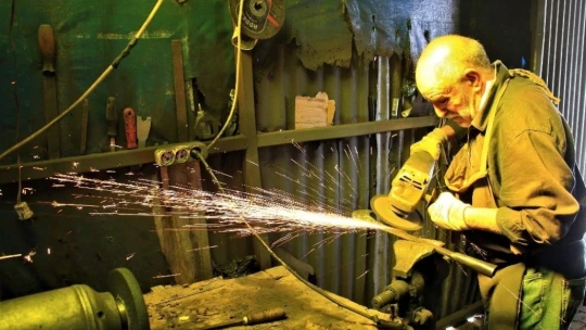62 yaşında, 45 yıldır ekmeğini demire şekil vererek kazanıyor