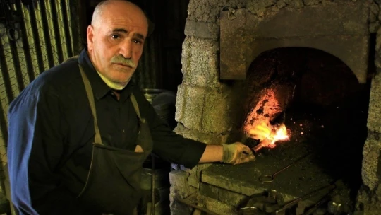 62 yaşında, 45 yıldır ekmeğini demire şekil vererek kazanıyor
