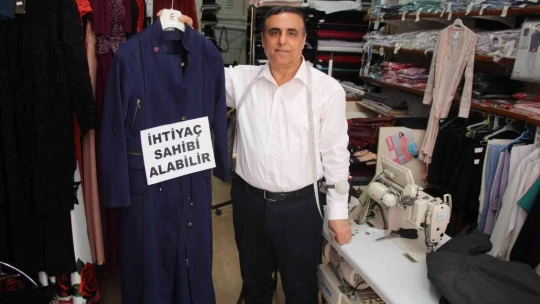68 Yaşındaki terzi yıllardır 'Askıda Kıyafet' ile ihtiyaç sahiplerini sevindiriyor