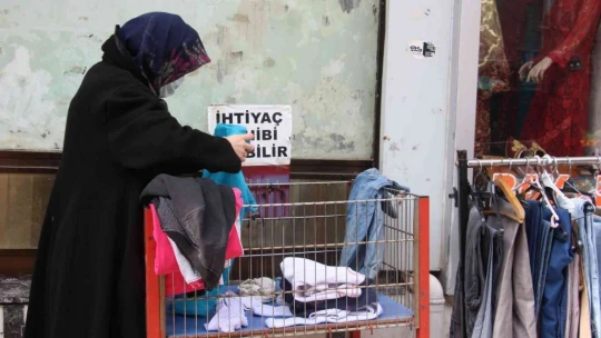 68 Yaşındaki terzi yıllardır 'Askıda Kıyafet' ile ihtiyaç sahiplerini sevindiriyor
