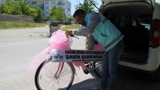 Elazığ'da 8 Yaşındaki Kız Sosyal Medyadan İstedi, Belediye Başkanı Yerine Getirdi
