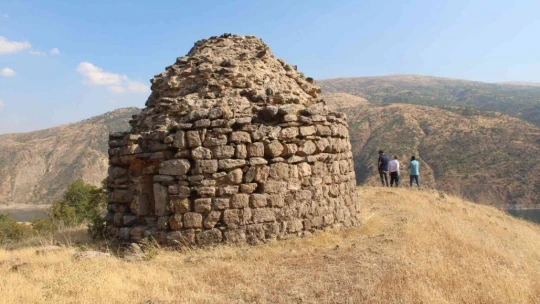 Sivrice'de Bulunan 800 Yıllık Kümbet Zamana Direniyor
