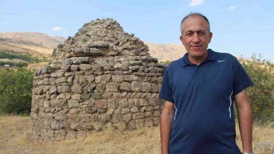 Sivrice'de Bulunan 800 Yıllık Kümbet Zamana Direniyor