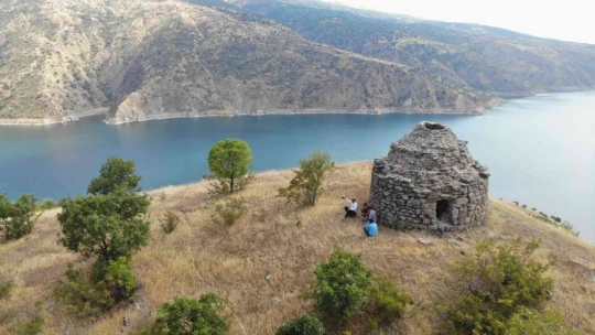 Sivrice'de Bulunan 800 Yıllık Kümbet Zamana Direniyor