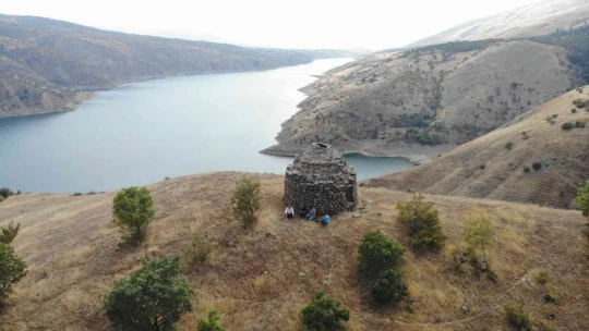 Sivrice'de Bulunan 800 Yıllık Kümbet Zamana Direniyor