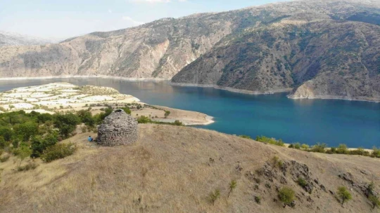 Sivrice'de Bulunan 800 Yıllık Kümbet Zamana Direniyor