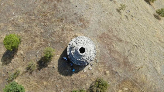 Sivrice'de Bulunan 800 Yıllık Kümbet Zamana Direniyor