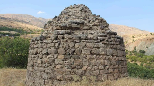 Sivrice'de Bulunan 800 Yıllık Kümbet Zamana Direniyor