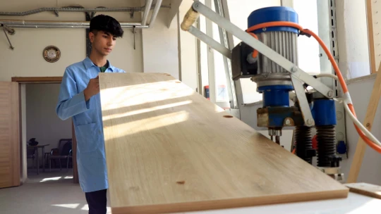 Meslek Lisesi Öğrencileri Elazığ Depreminden Sonra Yenilenen Okullar İçin Mobilya Üretiyor