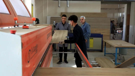 Meslek Lisesi Öğrencileri Elazığ Depreminden Sonra Yenilenen Okullar İçin Mobilya Üretiyor