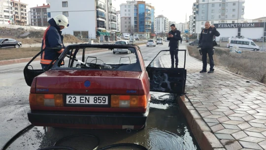 Elazığ'da Seyir Halindeki Otomobil Yandı