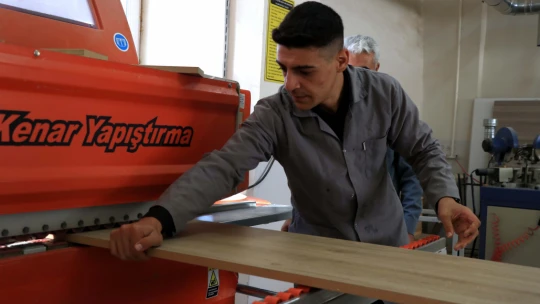 Meslek Lisesi Öğrencileri Elazığ Depreminden Sonra Yenilenen Okullar İçin Mobilya Üretiyor