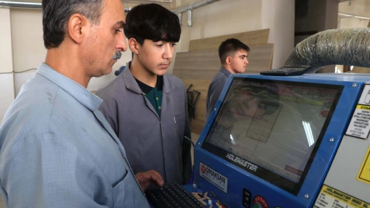 Meslek Lisesi Öğrencileri Elazığ Depreminden Sonra Yenilenen Okullar İçin Mobilya Üretiyor