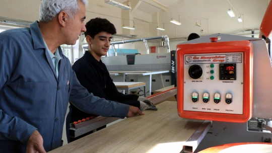 Meslek Lisesi Öğrencileri Elazığ Depreminden Sonra Yenilenen Okullar İçin Mobilya Üretiyor